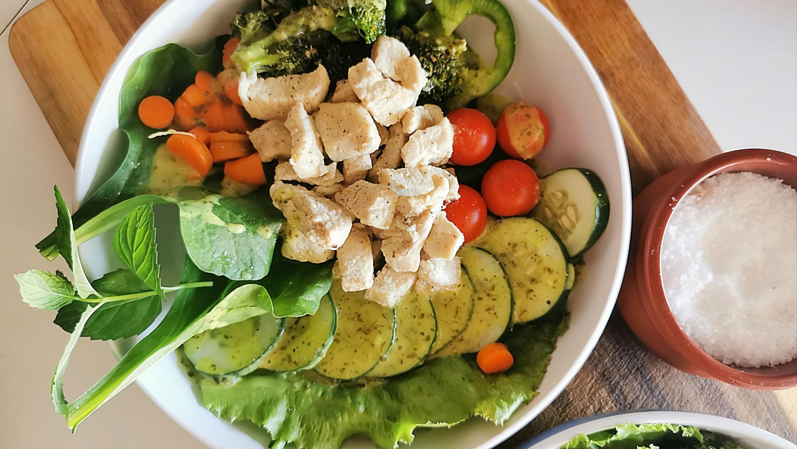 Pranzo veloce saziante e con meno 300 kcal: Bowl light di pollo e verdure: Progetto senza titolo - 2026-04-22T094104.897